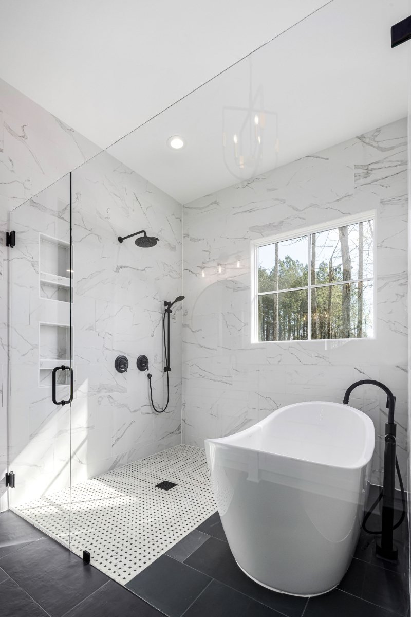 Salle de bain haut de gamme avec baignoire autoportante et douche à l’italienne