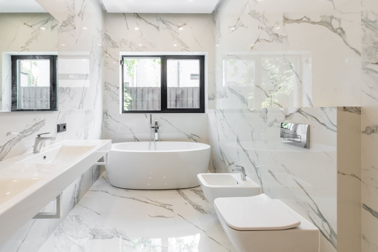 Salle de bain contemporaine avec baignoire et revêtement effet marbre