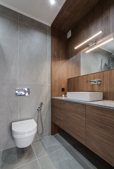 Salle de bain moderne avec vanité en bois et lavabo contemporain