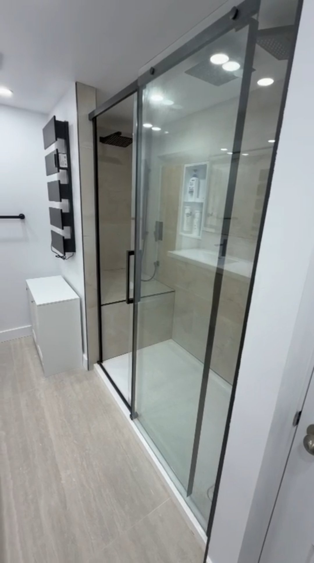 Espace douche avant rénovation par Prospex Rénovation